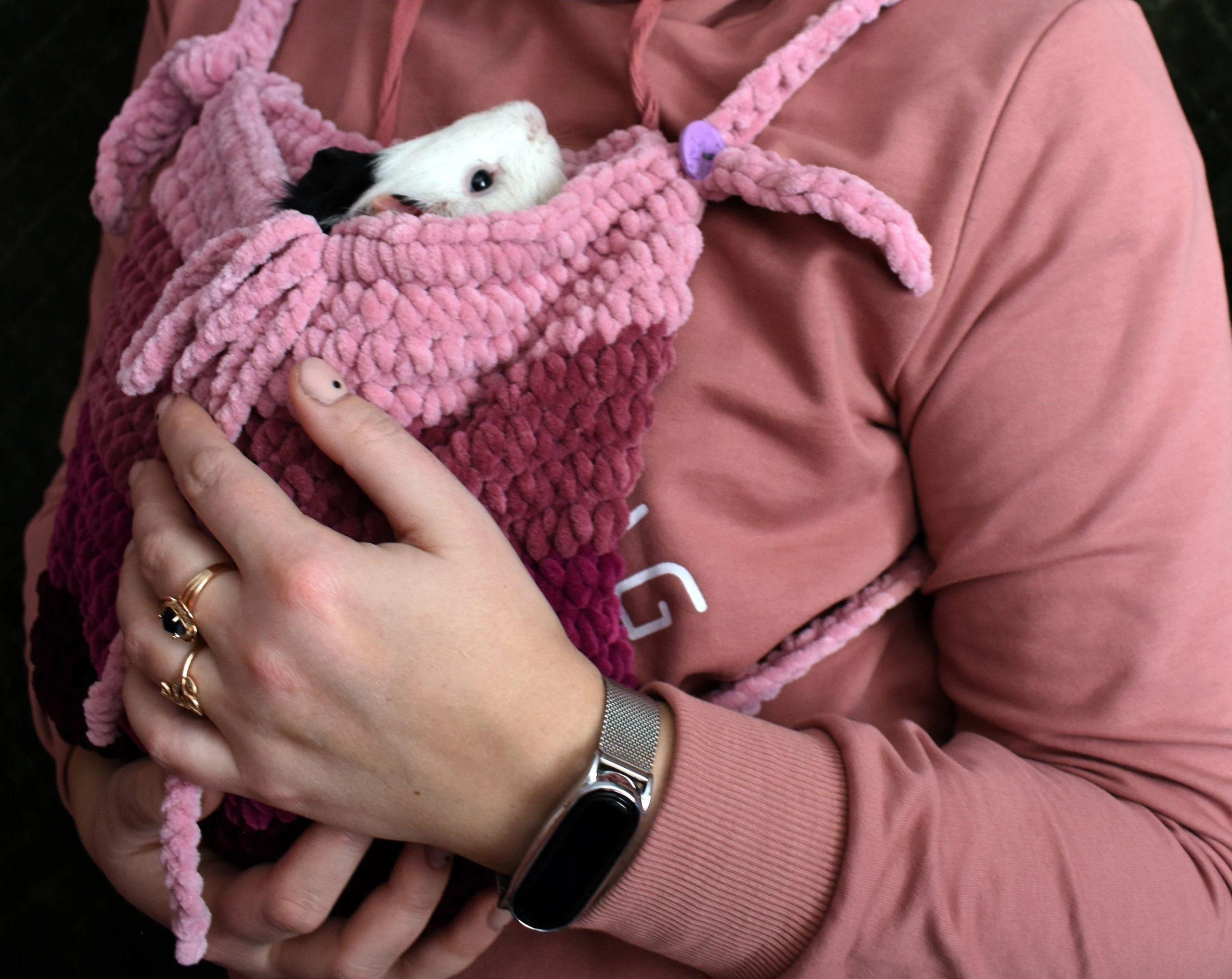 Pink and purple gradient knitted pet bag - Image 9
