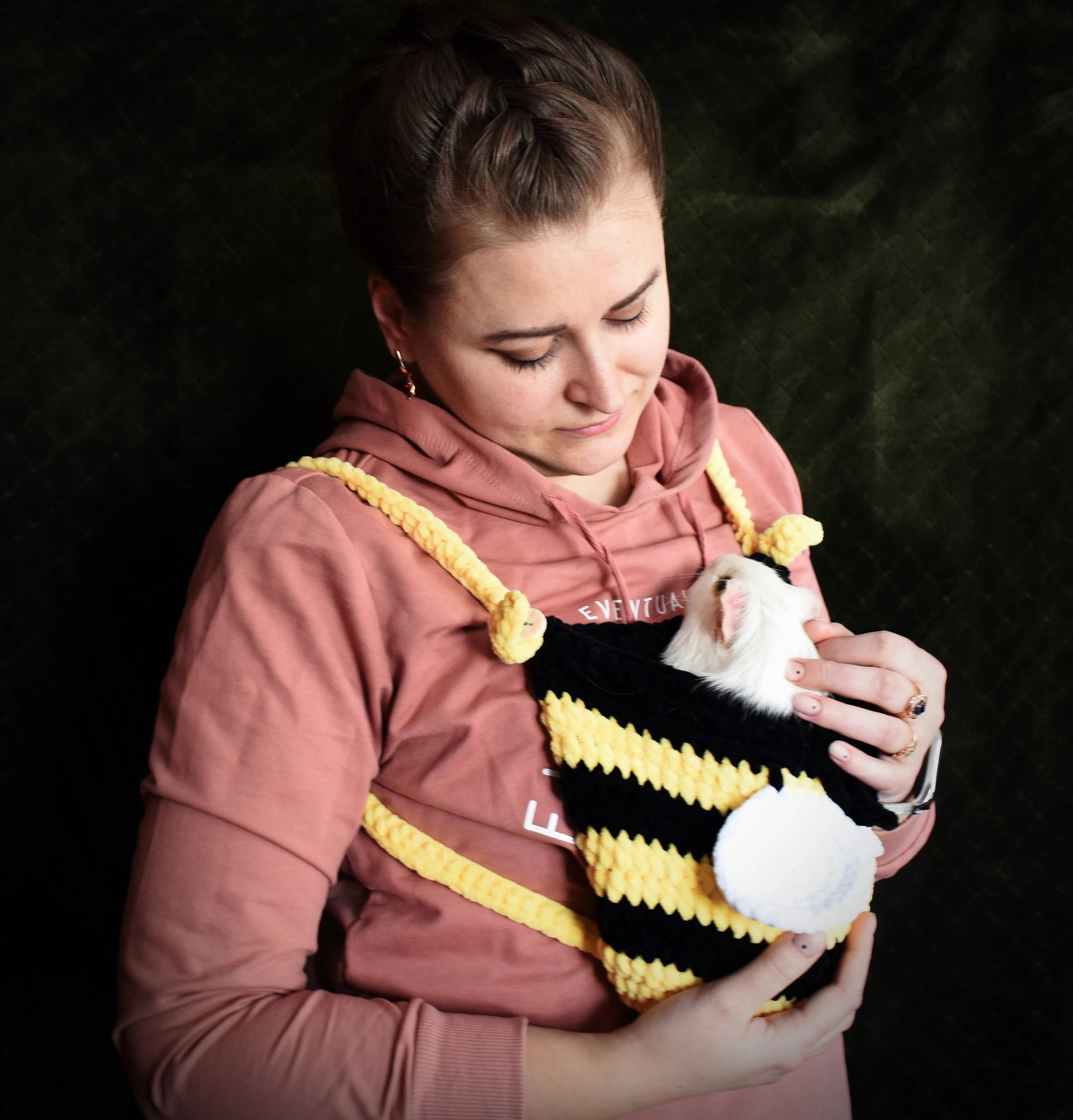 Little bee knitted pet bag - Image 8