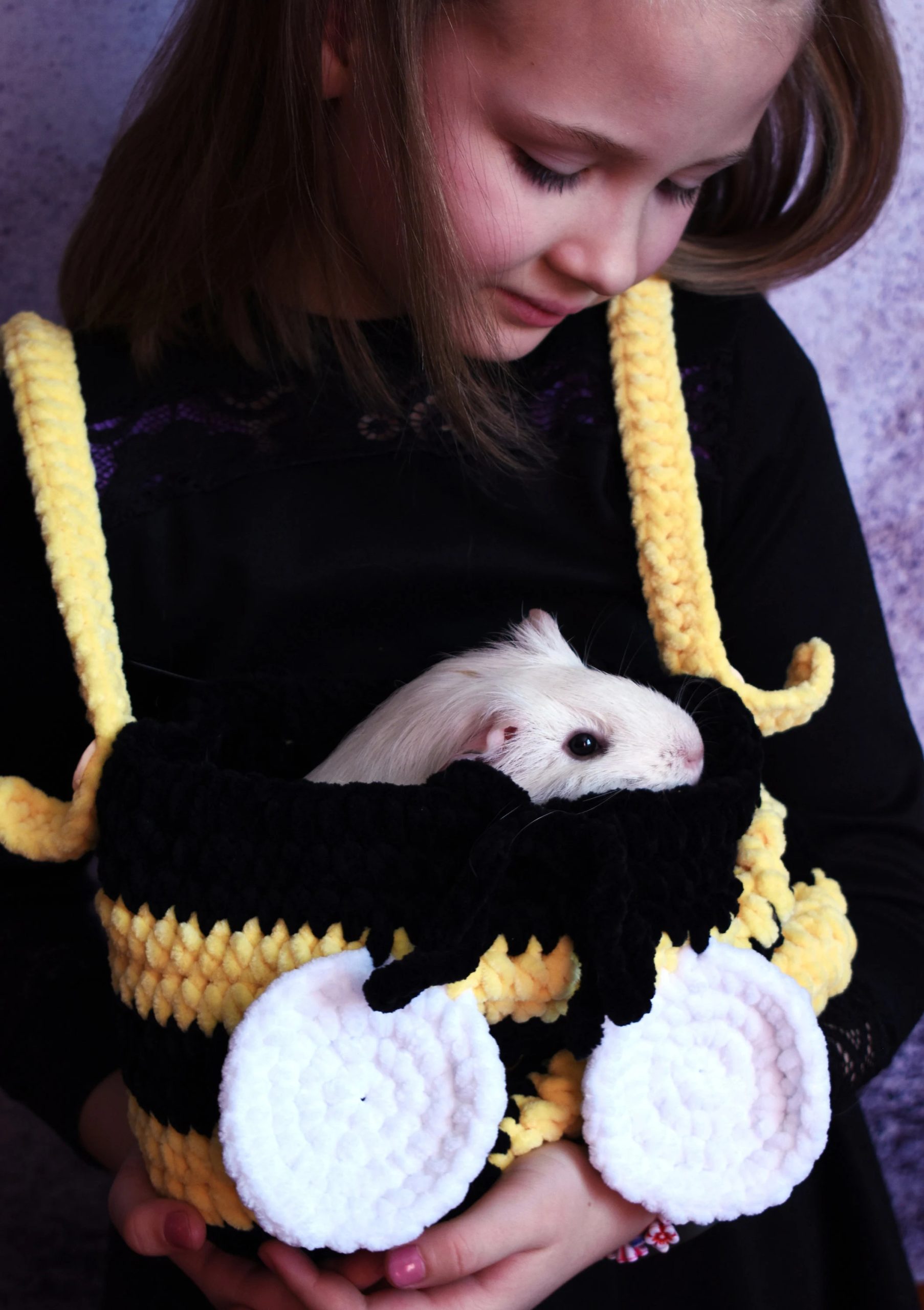 Little bee knitted pet bag - Image 7