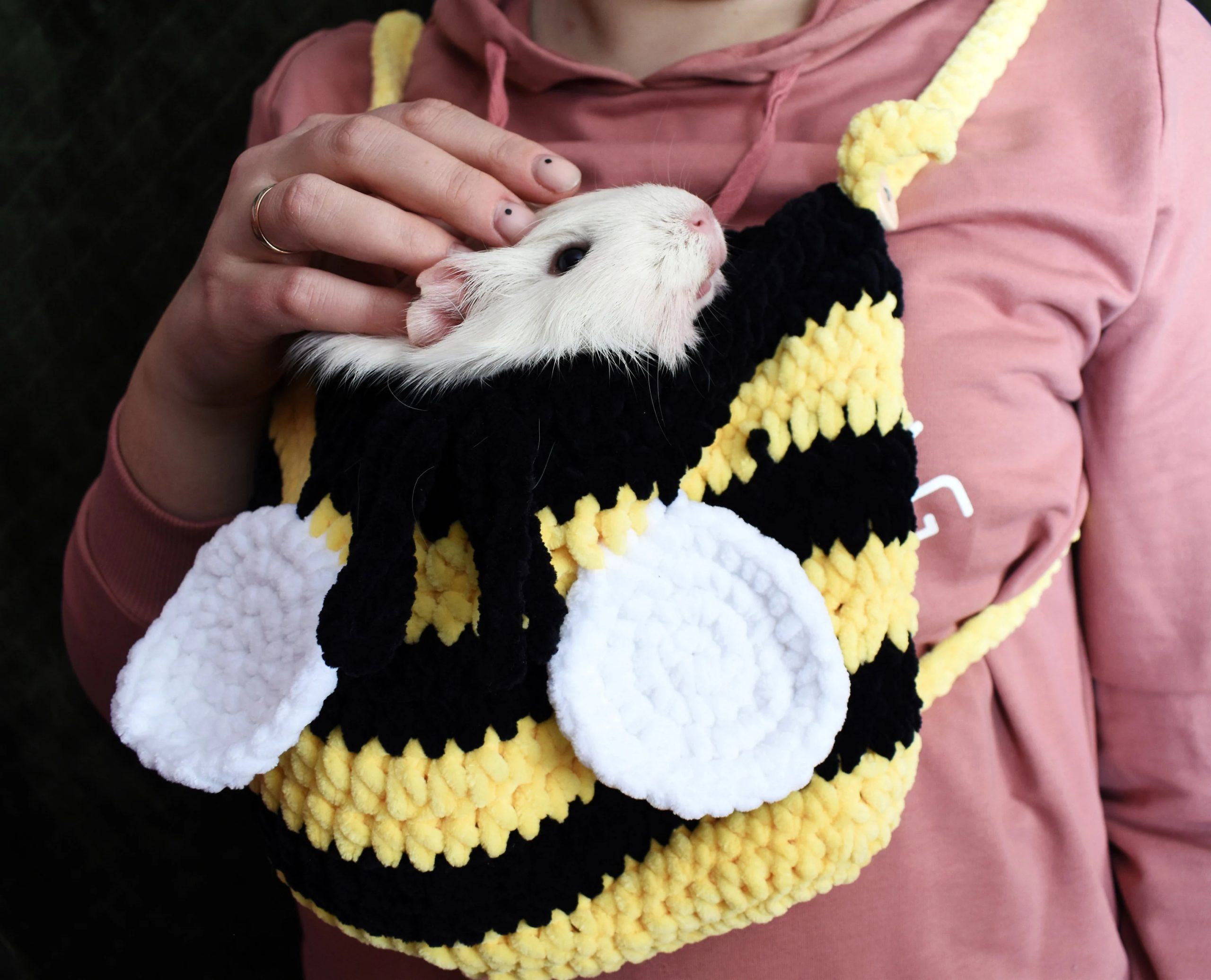 Little bee knitted pet bag - Image 6