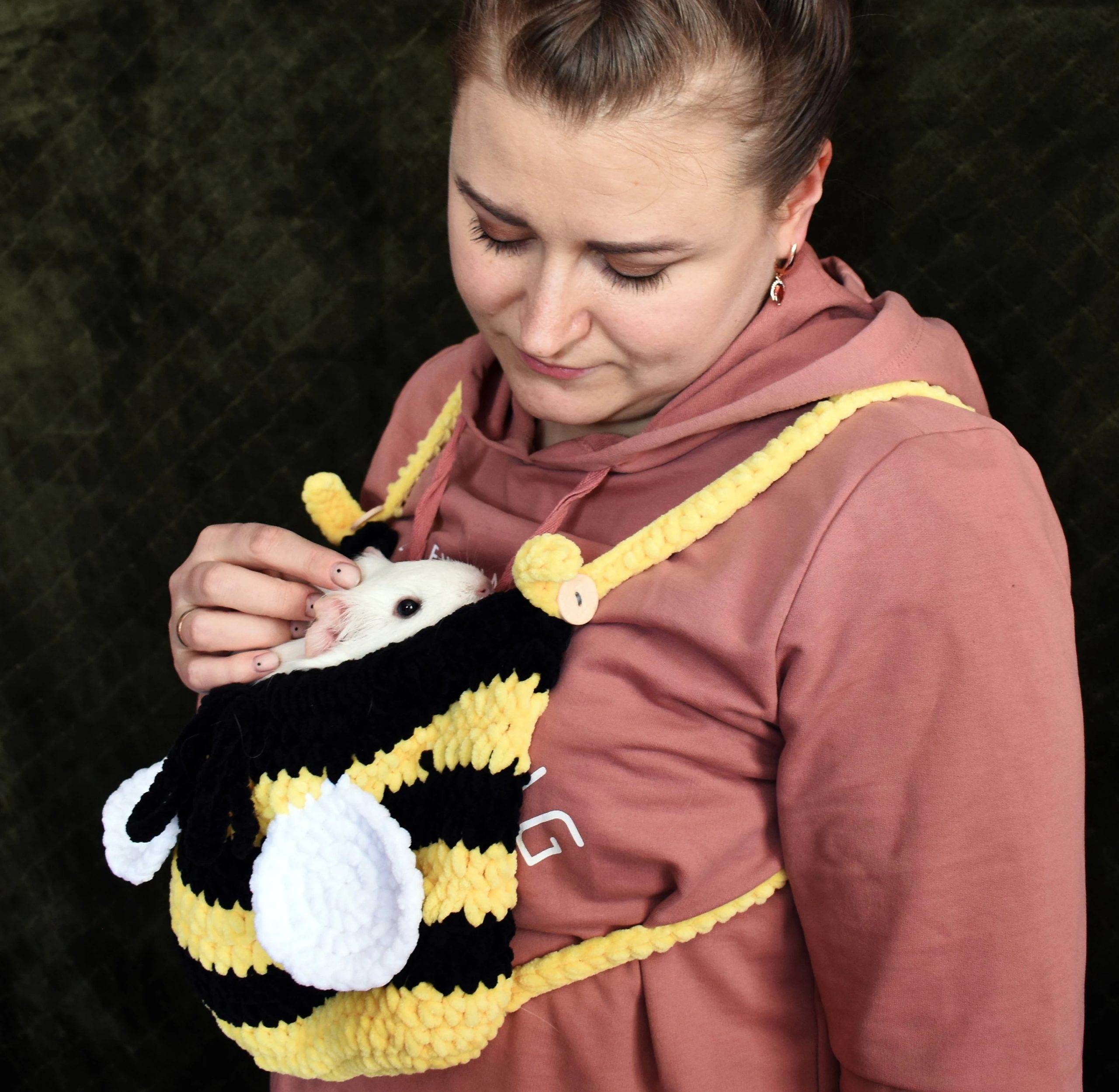 Little bee knitted pet bag - Image 5