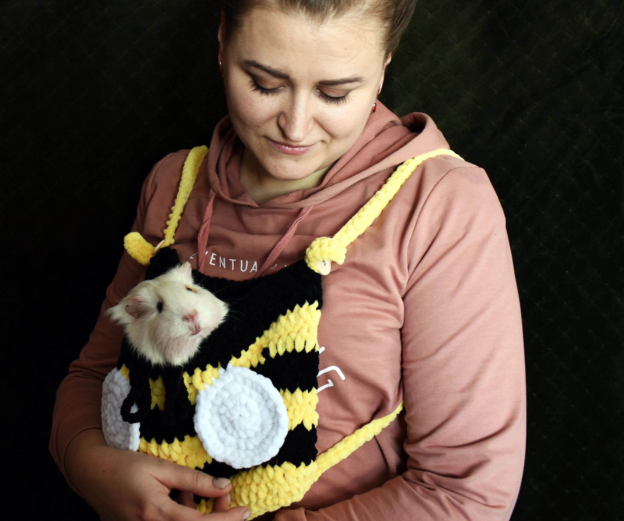 Little bee knitted pet bag - Image 4