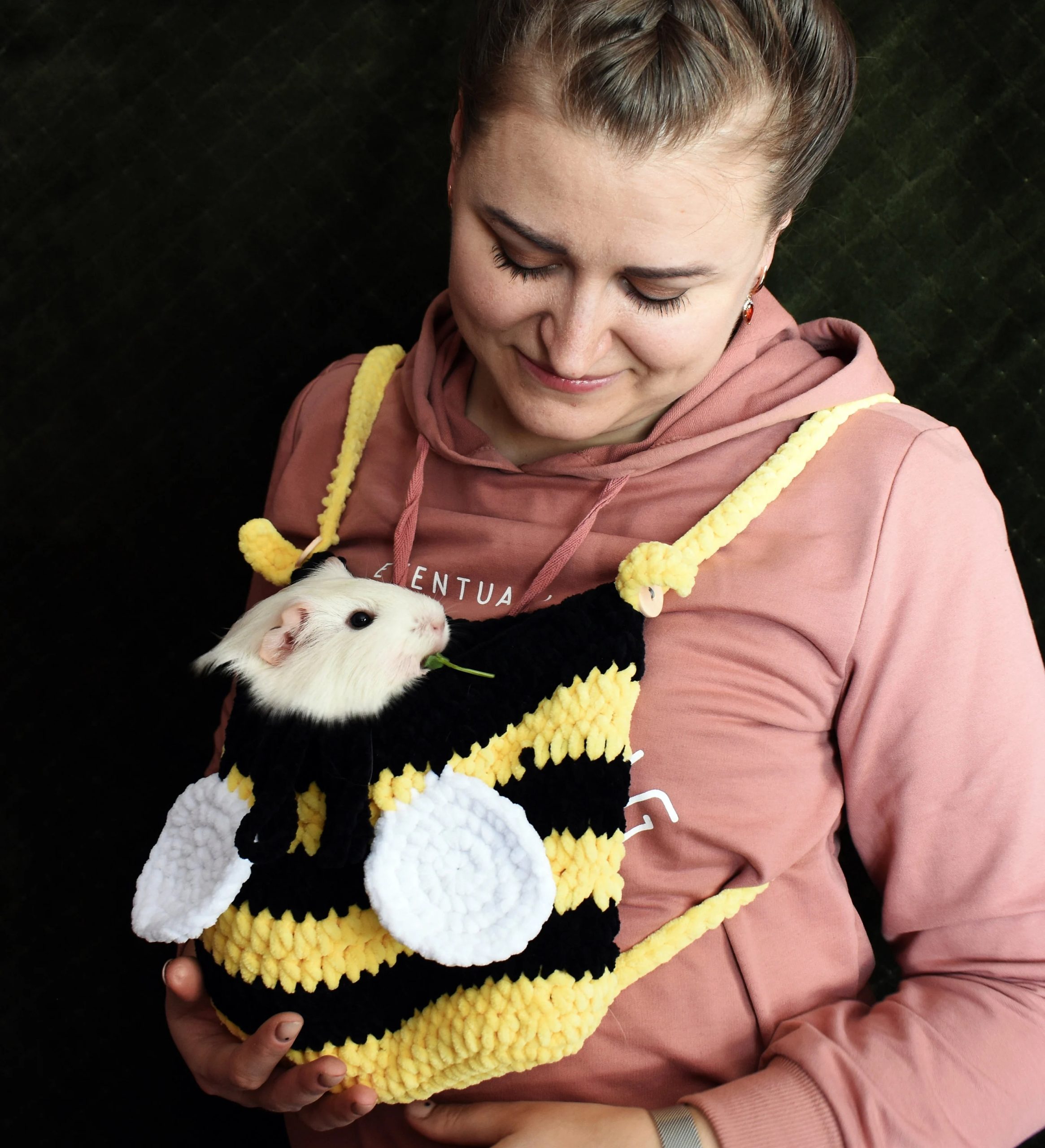 Little bee knitted pet bag - Image 2